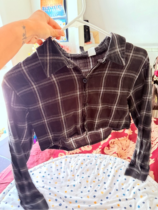H&M Tops - H&M Black Plaid Cropped Button-Down Shirt